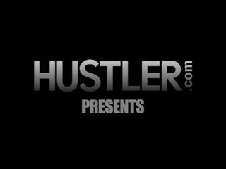 Hustler: 쾌적한 아시아의 브루 넷의 사람 신디 스타 폴 제공 머리