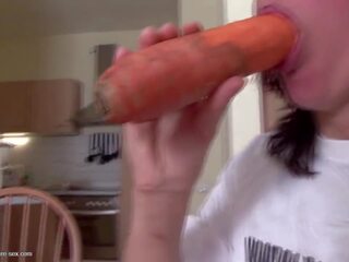 Grown mother fucks her twat with carrot and pissed on