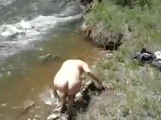 Morgan het nemen een bad in een river