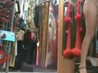 Fransk kone ved kjønn film butikk prøver på outfits og knulling