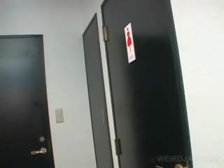 Asiatico giovanissima cutie mov twat mentre fare pipì in un toilette