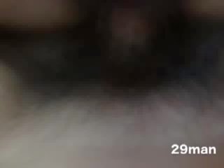 Asiatiskapojke baben med en hårig fittor provsmakning sperma film