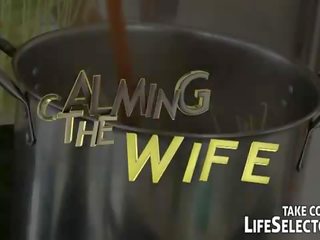 Liv selector: amatör hustru blir körd av en sticka och en gurkan.