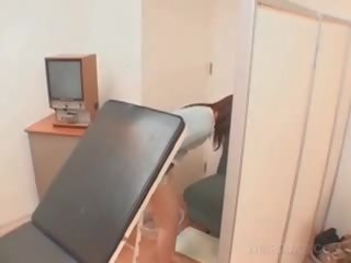 Asiatico paziente vagina ha aperto con divaricatore a il intern