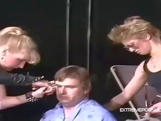 Ένα περίεργο γυναίκα κυρίαρχος haircut