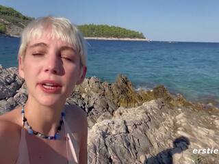 Ersties - привлекателен annika пиеси с себе си на а грандиозен плаж в croatia