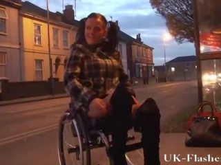 Leah tingkah berkedip alat kemaluan wanita di masyarakat dari dia wheelchair dengan handicapped engli
