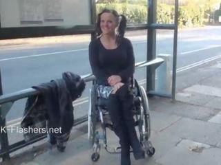 Paraprincess al aire libre exhibicionismo y intermitente wheelchair atada galleta que muestra