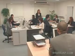 Japonez stunner devine de întindere pentru ei birou scaun și inpulit