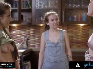 Girlsway - sediento xxx vídeo addicts smash en la cocina counter en frente de la plumber