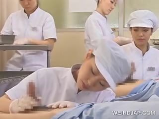 Japansk sykepleier slurping sæd ut av kåt johnson