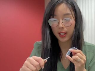 Monada asiática médico estudiante en gafas y natural coño folla su tutor y consigue creampied