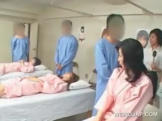 Asiatiskapojke brunett husmor slag hårig sticka vid den sjukhus