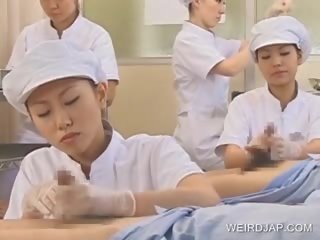 Japanska sjuksköterska slurping sperma ut av oversexed manhood