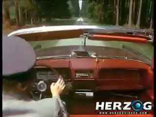 Retro fräulein wird gefickt auf top- von ein fahren auto