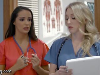 Girlsway супер новобранець медсестра з великий цицьки має a вологий манда formation з її відмінно брудна кіно порно-