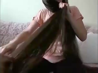 Koketná dlho vlasy bruneta hairplay vlasy kefa vlhké vlasy