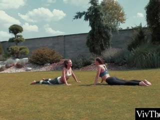 Lesbian melakukan yoga di itu kebun sebelum pemukulan masing-masing lain basah pussies