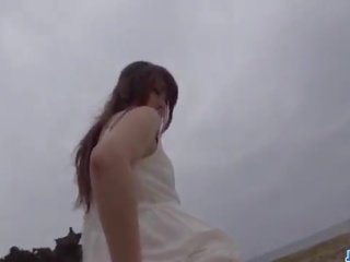 Mayuka akimoto video's af haar harig twat in openlucht scènes