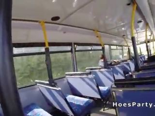 Amatore sluts ndarjen putz në the publike autobuz