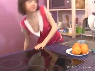 미키 cleans 그만큼 부엌 과 그녀의 부시, 섹스 비디오 2c