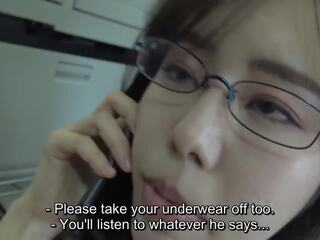 Geschoren japans hotwife op telefoon met echtgenoot instructs op hoe naar plezier een actively filming jav directeur