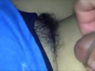 Hän rakastaa cumming päällä hänen pitkä pubic hiukset