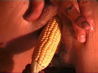Ei heli: diloed poolt corn