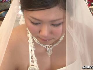 Beguiling 女学生 在 一 婚礼 连衣裙