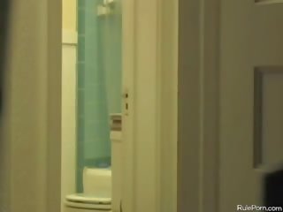 Verborgen camera van vrouw rechts na douche