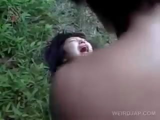 Fragile asiatiskapojke älskling få brutally körd utomhus