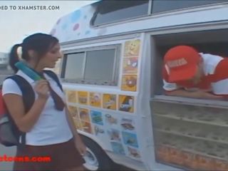 Icecream ट्रक गोरा शॉर्ट बालों वाली टीन गड़बड़ और खाती